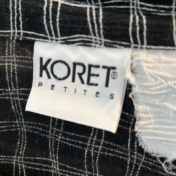 Koret Petite black detailed button up. - Picture 2 of 4